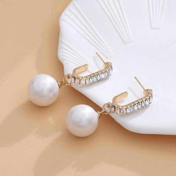 Elegant Rhinestone Decor Faux Pearl Yellow Gold Color Earrings for women - Picture 4 of 4